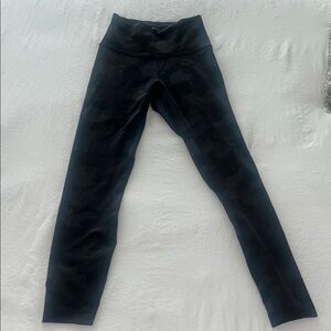 Lululemon Black Camouflage Leggings (Wunder Train Contour Fit) Size 4